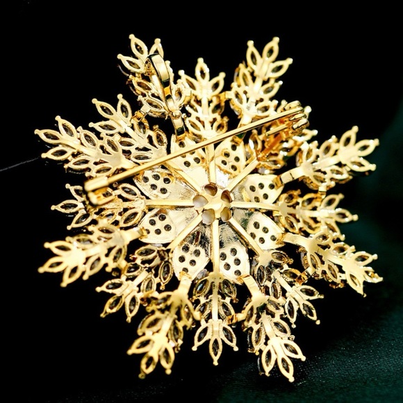 Snowflake Gold Plated Copper Brooch Snowflake Zircon Stone Brooch Pin - Picture 3 of 9